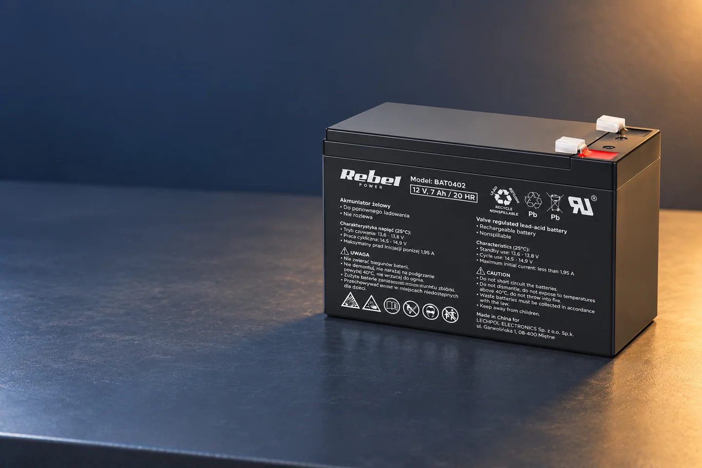 Acumulator Stationar SLA 12 V 7 Ah Rebel intr-un decor de acasa.