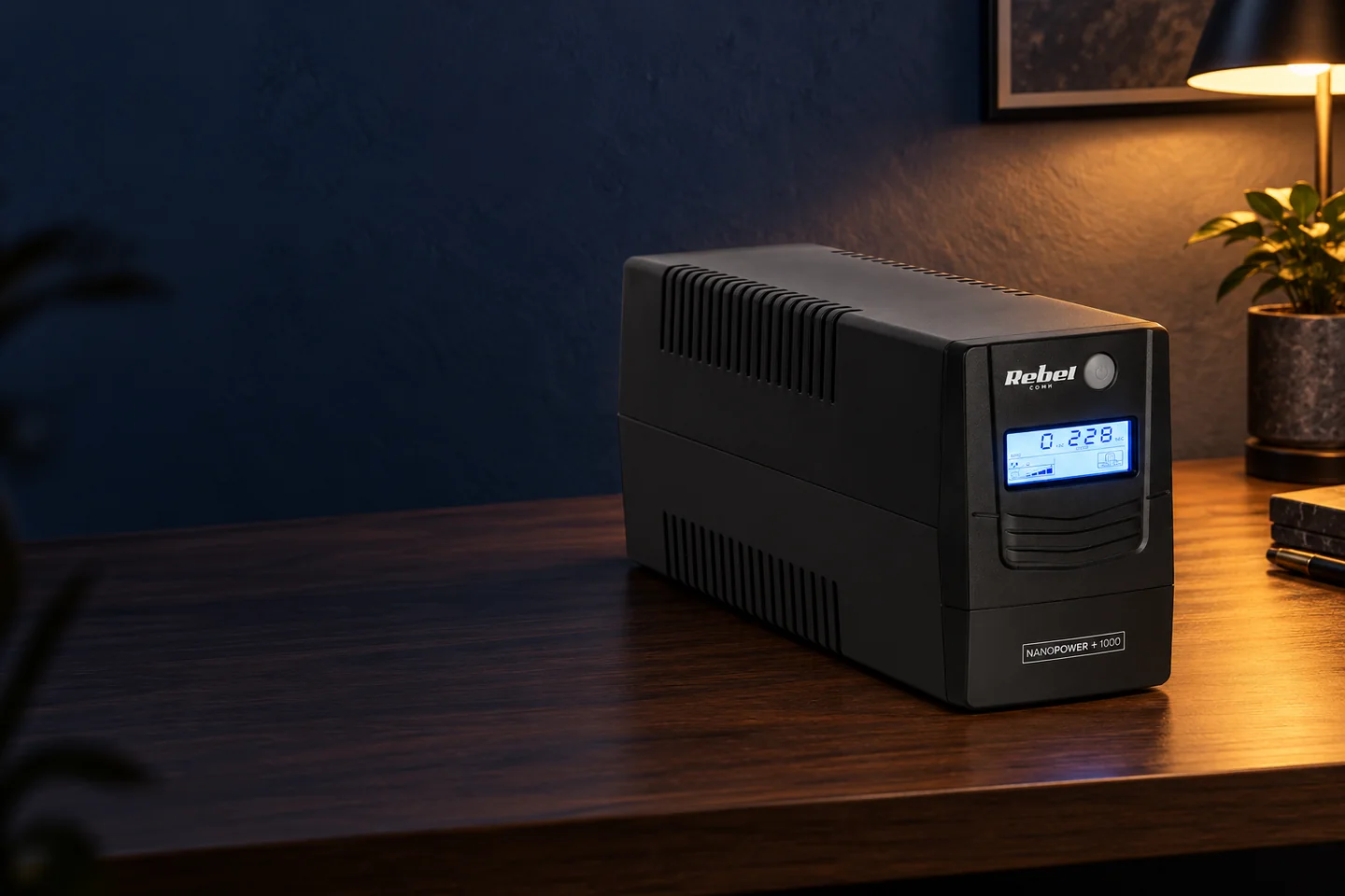 UPS Offline Nanopower Plus 1000 (1000 VA/600 W) Rebel intr-un decor de acasa.